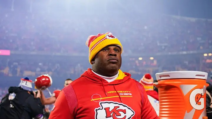 Chiefs offensive coordinator Eric Bieniemy in a red Chiefs hoodie and beanie on the sideline